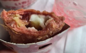 マックフィズと苺ショートケーキパイを一口かじったものを撮影した画像