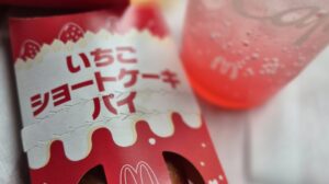 マックのいちごショートケーキパイとマックフィズをテーブルに並べて撮影した画像