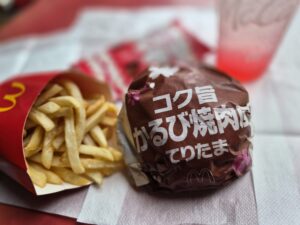 テーブルにマックのポテトと新作バーガー、マックフィズを並べて撮影した画像