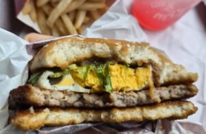 マックの新作コク旨かるび焼肉風てりたまを食べている最中に撮影した画像